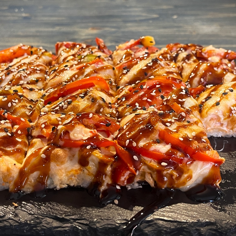 Суши пицца с креветкой