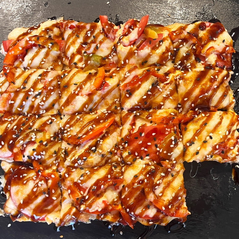 Суши пицца с лососем